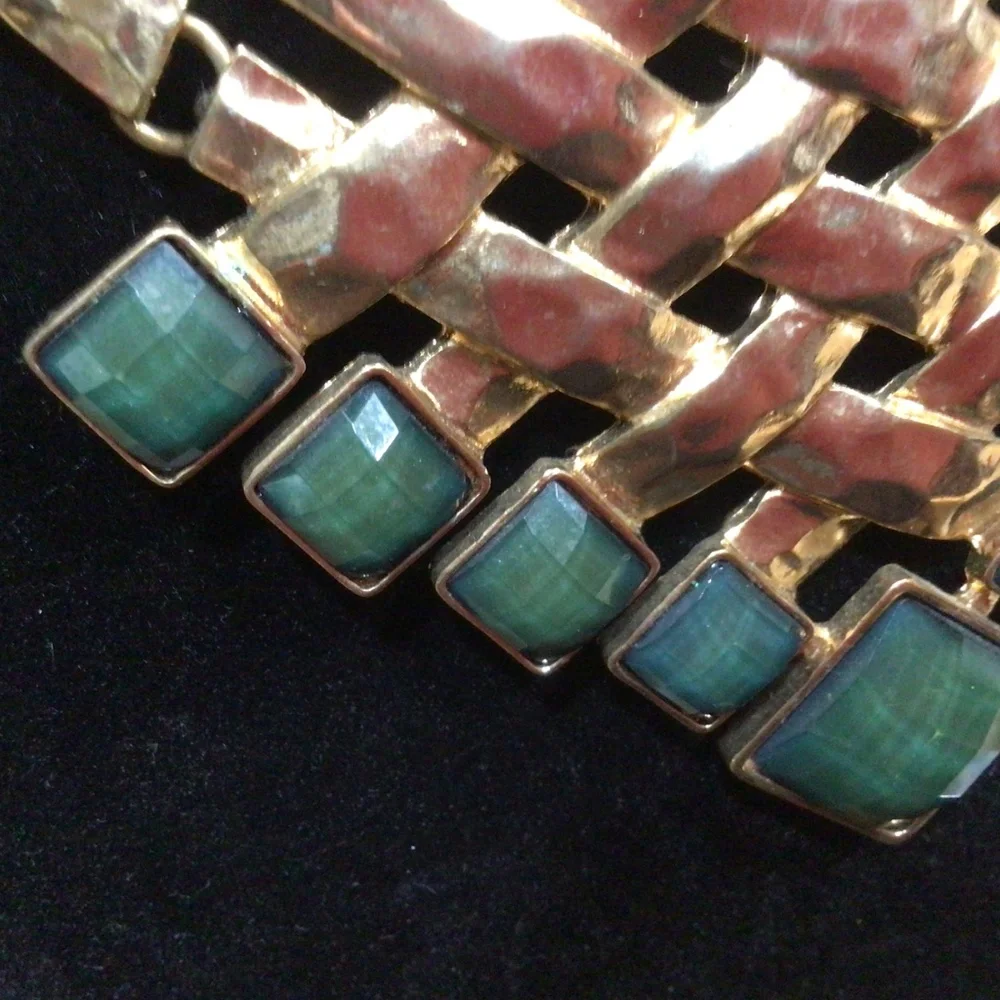 Troy Design, necklace and earring set in gold tone and green - Picture 3 of 7